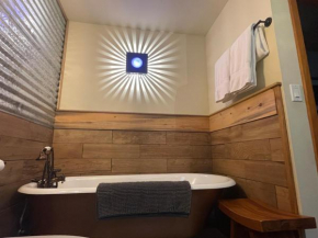 Cozy Spa Sanctuary - Steps to Restaurants and Shopping